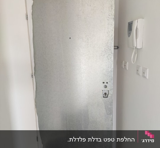 דלת מתכת פתוחה עם מנעול חשוף